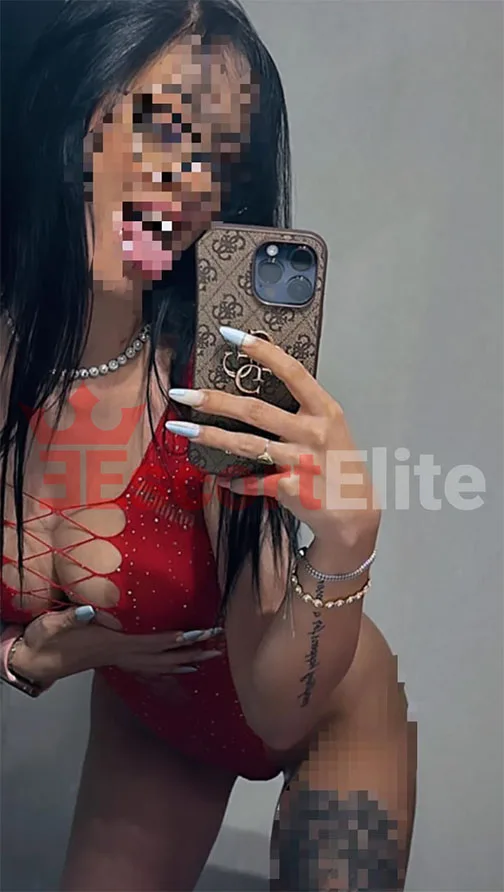 Aida en body rojo – compañía exclusiva en Viena