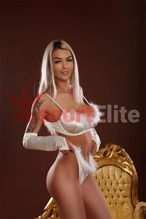 Escort Lola Viena en lencería de satén blanco con plumas