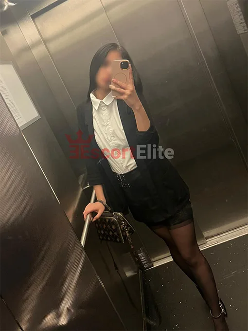 لويزا مرافقة فيينا زي أعمال لويزا مرافقة فيينا بزي أعمال أنيق