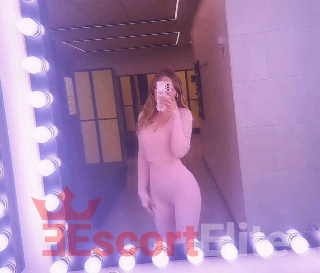 Gabi – رفقة رقيقة عصرية في فيينا مرافقة فيينا Gabi في المرآة بإضاءة ناعمة وزي وردي