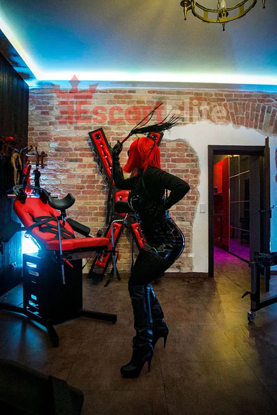 Dominatrix Viena tacones altos control primer plano escena SM
