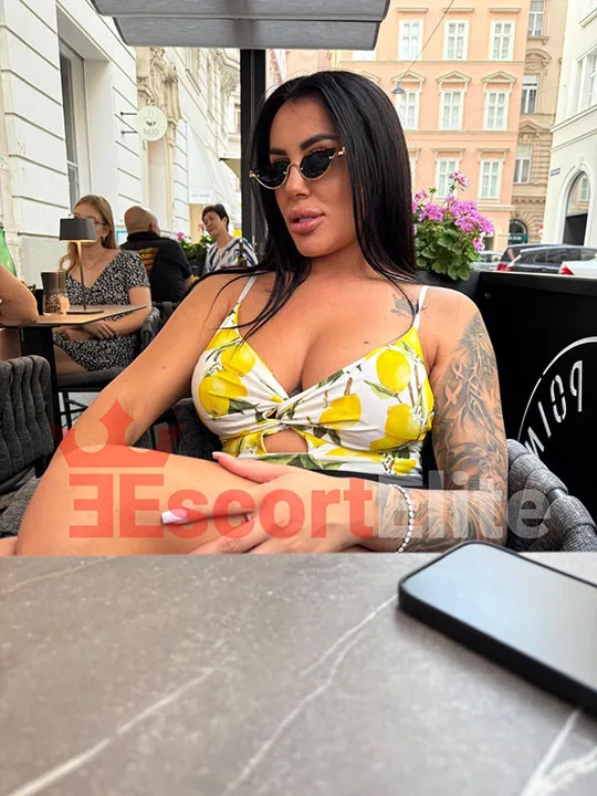 Amina بفستان صيفي أصفر في مقهى – رفيقة أنيقة في فيينا